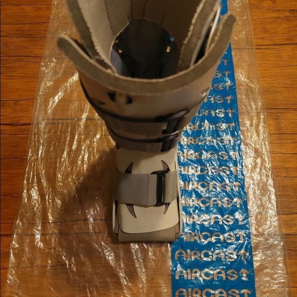 Aircast Walking Boot - Picture 7 of 10